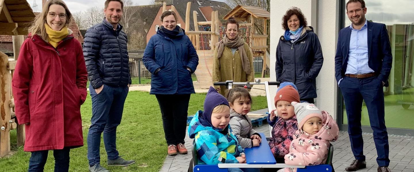  VIA Stiftung der Volksbank eG und Volksbank Ahlen spenden Krippenwagen an die Kita Hummelwiese in Dolberg.