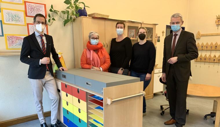 Die VIA Stiftung und die Volksbank Sassenberg unterstützen die Kita St. Johannes mit neuer Kreativecke